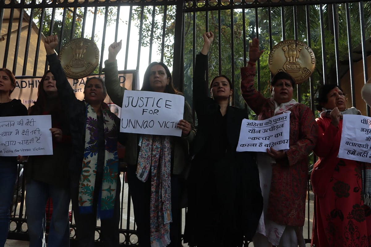 اناؤ عصمت دری معاملہ: کلدیپ سینگر کی ضمانت کے خلاف دہلی ہائی کورٹ کے باہر خواتین کا احتجاجی مظاہرہ