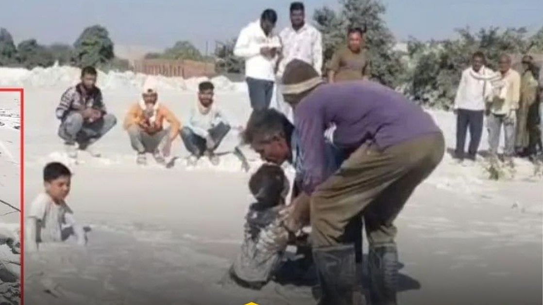 اسلری کے دلدل میں دھنس گئے بچے، دو گھنٹے کی مشقت کے بعد گاؤں والوں نے بچائی جان