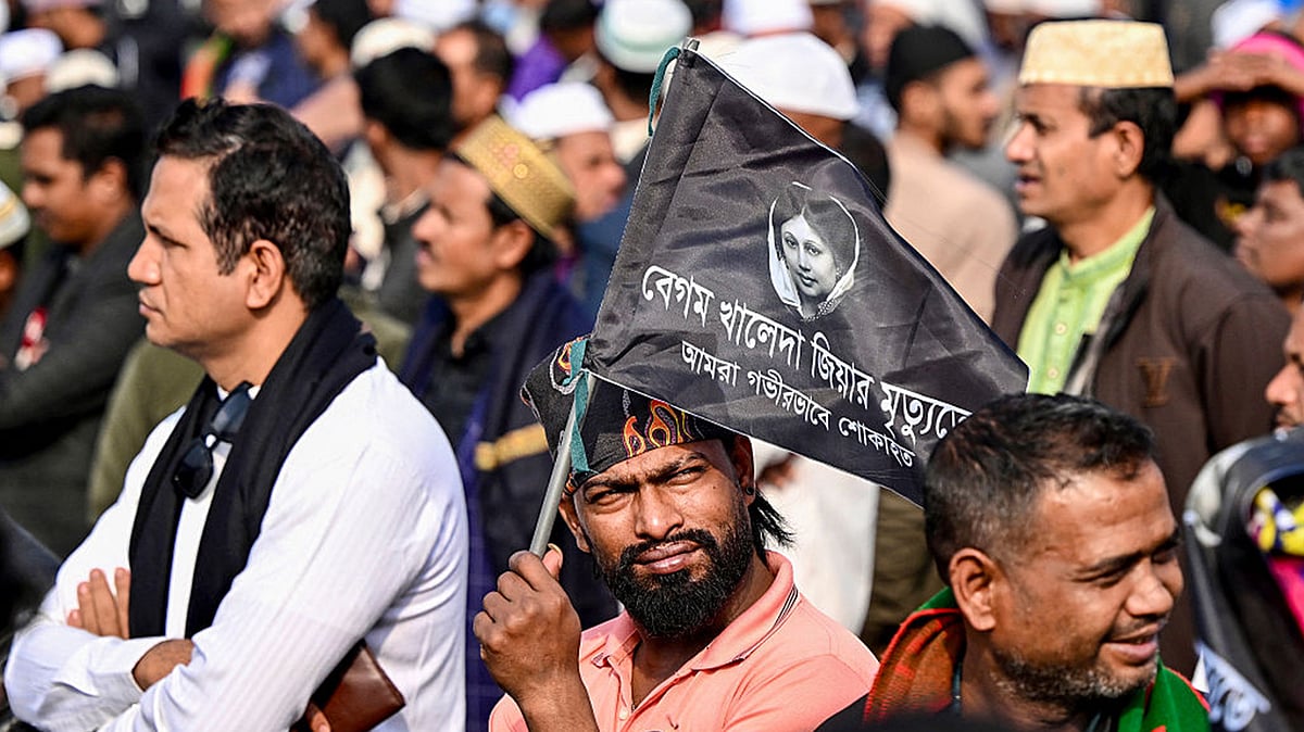 <div class="paragraphs"><p>خالدہ ضیاء سپرد خاک / Getty Images</p></div>