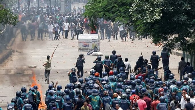 بنگلہ دیش کی صورتحال سنگین، تھانے میں بیٹھا طلبا لیڈر پولیس کو دے رہا دھمکی