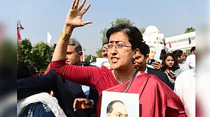 دہلی اسمبلی سرمائی اجلاس کے پہلے ہی روز ہنگامہ، اسپیکر کے حکم پر ایوان سے باہر نکالے گئے اے اے پی کے اراکین