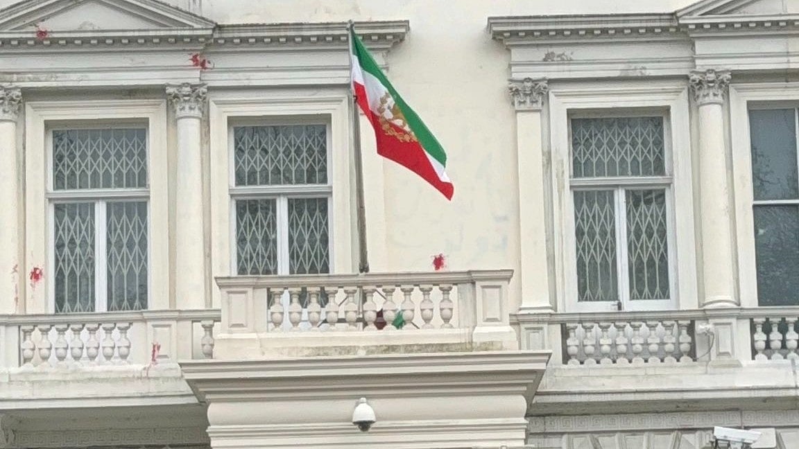 لندن واقع ایرانی سفارت خانہ سے ایران کا اسلامی پرچم ہٹا کر ’شیر اور سورج‘ والا قدیم پرچم لہرایا گیا!