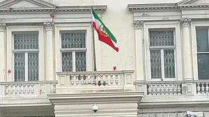 لندن واقع ایرانی سفارت خانہ سے ایران کا اسلامی پرچم ہٹا کر ’شیر اور سورج‘ والا قدیم پرچم لہرایا گیا!