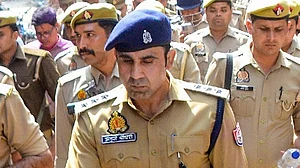 اے ایس پی انوج چودھری کے خلاف ایف آئی آر درج کرنے کا حکم دینے والے جج کا تبادلہ!