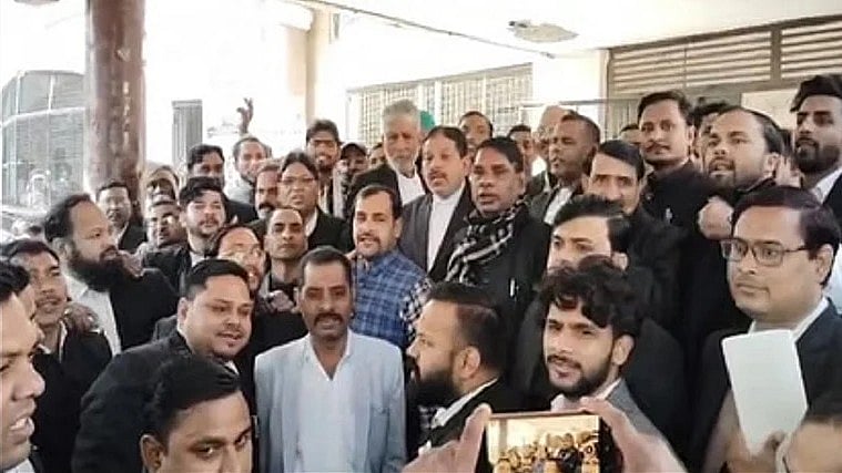 سنبھل: انوج چودھری کے خلاف ایف آئی آر درج کرنے کا حکم دینے والے جج کے تبادلے سے ناراض وکلاء کا عدالت کے باہر احتجاج