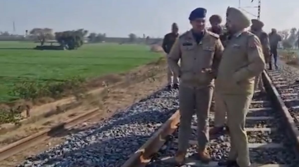 پنجاب کے فتح گڑھ صاحب میں ریلوے ٹریک پر زوردار دھماکہ، مال گاڑی کا انجن تباہ