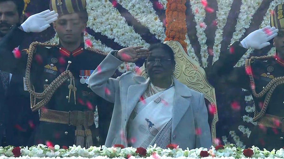 یومِ جمہوریہ پر کرتویہ پتھ پر صدرِ جمہوریہ دروپدی مرمو نے لہرایا ترنگا، شاندار پریڈ اور فضائی مظاہرہ