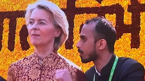 چھا گئے سدھارتھ بابو، جو یوم جمہوریہ کی تقریب میں مہمان خصوصی کو سمجھاتے نظر آئے