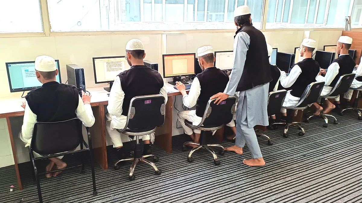 <div class="paragraphs"><p>مدرسہ تجوید القرآن میں کمپیوٹر کی تعلیم حاصل کرتے طلبا</p></div>
