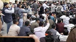 اترپردیش میں 69 ہزار اساتذہ کی بھرتی کا معاملہ پھر گرم، لکھنؤ میں مظاہرے کا اعلان
