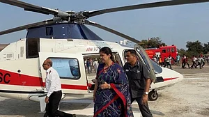 مہاراشٹر: کابینہ وزیر پنکجا منڈے کے ہیلی کاپٹر میں تکنیکی خرابی، بڑا حادثہ ٹل گیا
