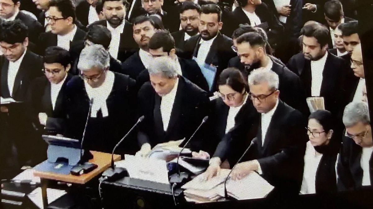 <div class="paragraphs"><p>سپریم کورٹ میں وکلاء کے درمیان وزیر اعلیٰ ممتا بنرجی، تصویر ’ایکس‘&nbsp;<a href="https://x.com/barandbench">@barandbench</a></p></div>