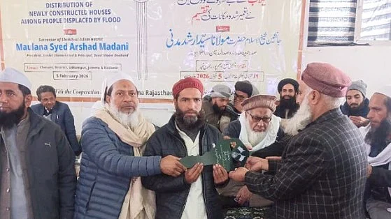 <div class="paragraphs"><p>گھر کی چابی پیش کیے جانے کا منظر</p></div>