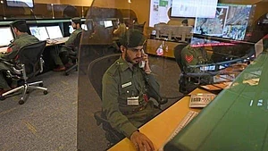 دبئی کا ایماندار نظام! ہندوستانی خاتون کے ذریعہ غلطی سےکوڑے میں پھینکا گیا سونا پولیس نے واپس لوٹایا