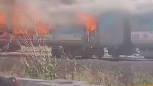 دہلی سے جیسلمیر جا رہی ’سورن نگری ایکسپریس‘ میں لگی آگ، لوکو پائلٹ کی مستعدی سے ٹل گیا بڑا حادثہ