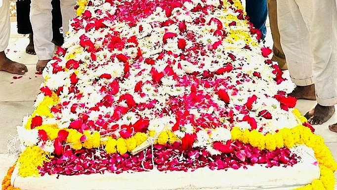 <div class="paragraphs"><p>مزار کی علامتی تصویر</p></div>