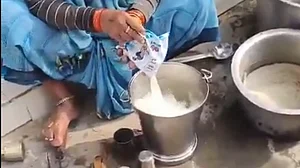 ’2 پیکٹ دودھ، 10 لیٹر پانی میں ملا لو ایک بالٹی دودھ بنا لو‘، یوپی کے مہوبا سے آئی مڈ-ڈے-میل کی ویڈیو پر کانگریس کا طنز