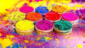 متھرا: ہولی پر مسلم دکانداروں کو رنگ و گلال فروخت کرنے سے روکنے کا مطالبہ، وزیر اعلیٰ کو خط