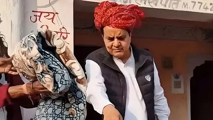 کمبل تقسیم تقریب میں امتیازی سلوک پر ہنگامہ، بی جے پی لیڈر کو عوام کی سخت تنبیہ