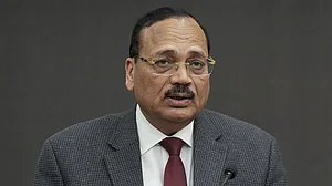 کچھ بے روزگار نوجوان ’کاکروچ‘ کی طرح ہیں، میڈیا اور آر ٹی آئی کے ذریعے نظام پر حملہ کرتے ہیں: سی جے آئی سوریہ کانت