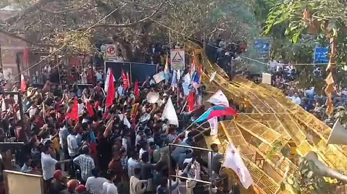 جے این یو میں احتجاجی مارچ کے دوران جھڑپ، پولیس کی لاٹھی چارج سے کئی طلبہ زخمی، متعدد حراست میں