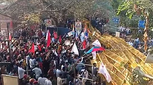 جے این یو میں احتجاجی مارچ کے دوران جھڑپ، پولیس کی لاٹھی چارج سے کئی طلبہ زخمی، متعدد حراست میں