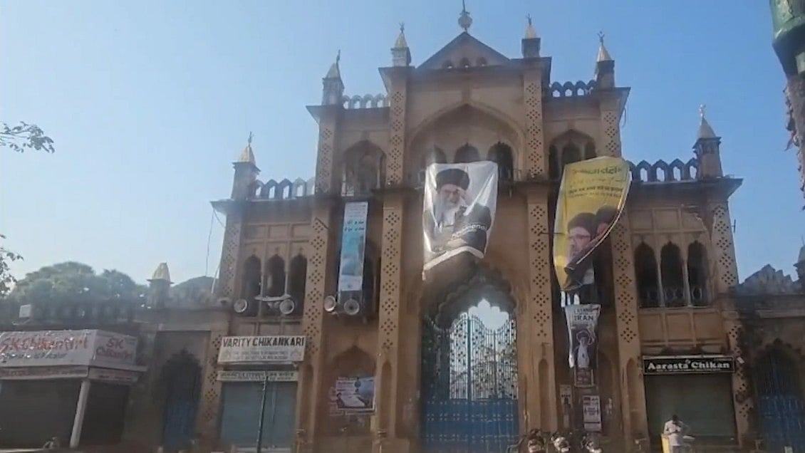لکھنؤ میں بڑا امام باڑہ بند، مرکزی دروازے پر لگائے گئے ’آیت اللہ علی خامنہ ای‘ کے پوسٹر اور کالے جھنڈے