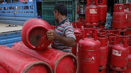 ایل پی جی سلنڈر بحران کے درمیان 524 گیس سلنڈرز کی چوری، شاہراہ پر ملا خالی ٹرک، پولیس حیران