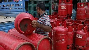 ایل پی جی سلنڈر بحران کے درمیان 524 گیس سلنڈرز کی چوری، شاہراہ پر ملا خالی ٹرک، پولیس حیران