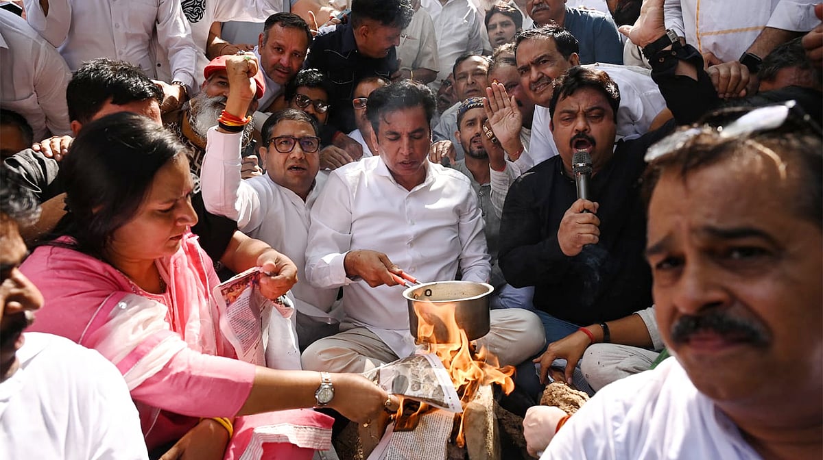 ایل پی جی کی قلت پر دہلی کانگریس کا احتجاج، عارضی چولہے پر چائے بنا کر حکومت کے خلاف نعرے