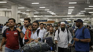 عرب ممالک میں جنگ کا خوف، لاکھوں کی ملازمت چھوڑ واپس ہندوستان لوٹ رہے لوگ!