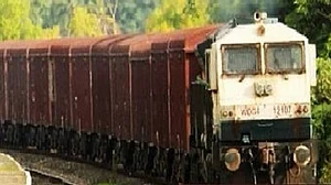 تمل ناڈو کے کرور ضلع میں مال گاڑی نے کالج کی بس کو ماری ٹکر، 25 طلباء زخمی