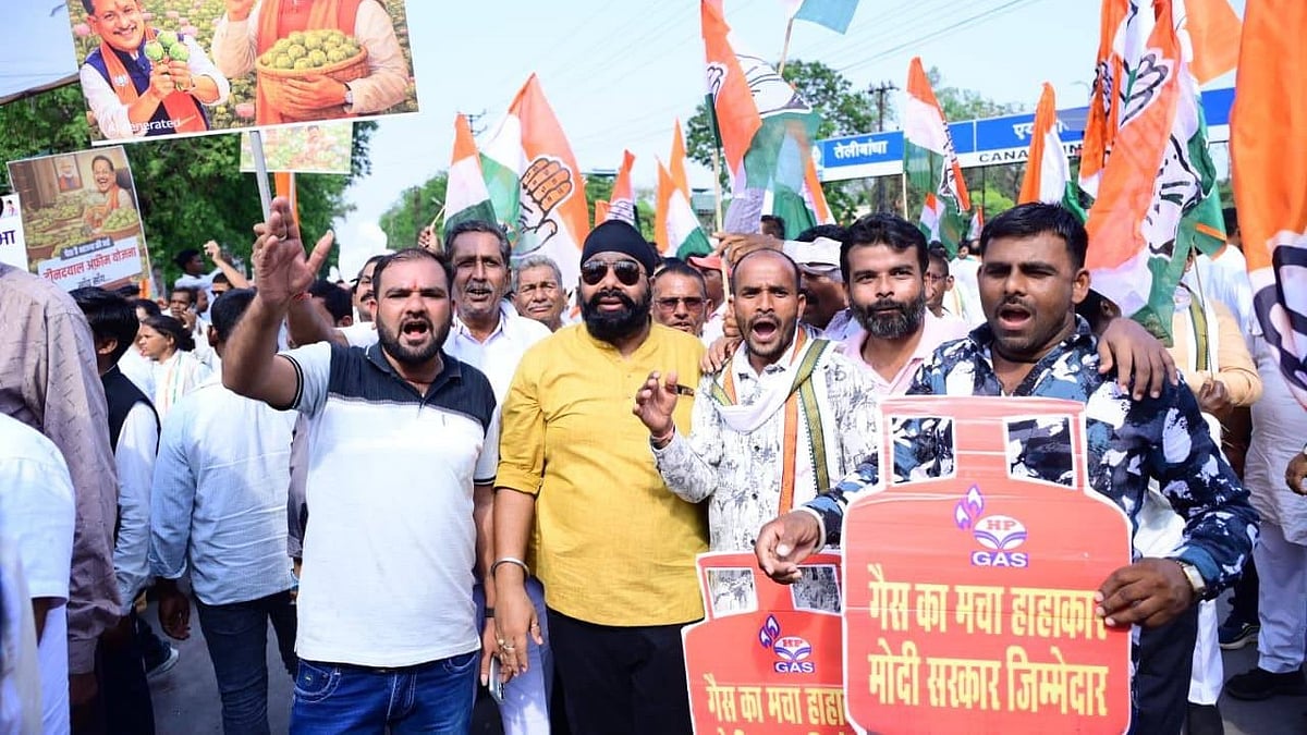 چھتیس گڑھ میں ایل پی جی گیس بحران، افیون کی کاشت اور لاء اینڈ آرڈر پر کانگریس کا احتجاج، اسمبلی کا کیا گھیراؤ