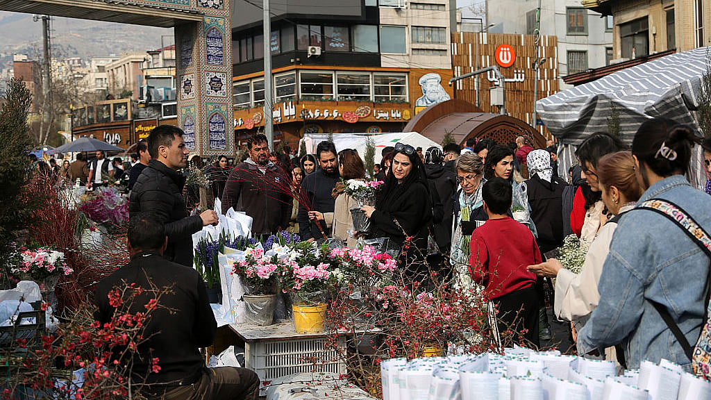 <div class="paragraphs"><p>تہران میں نوروز اور عیدالفطر کی تیاریوں میں مصروف عوام / Getty Images</p></div>