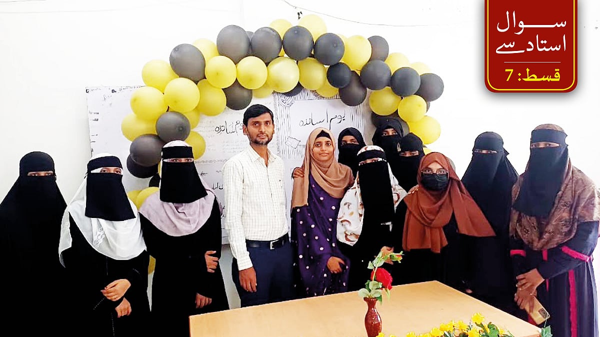 <div class="paragraphs"><p>شعبۂ اردو کی طالبات کے ساتھ کامران غنی صباؔ</p></div>