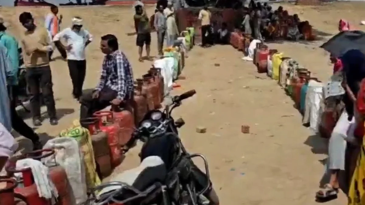 <div class="paragraphs"><p>گیس ایجنسی کے باہر صارفین کی لائن (فوٹو سوشل میڈیا)</p></div>