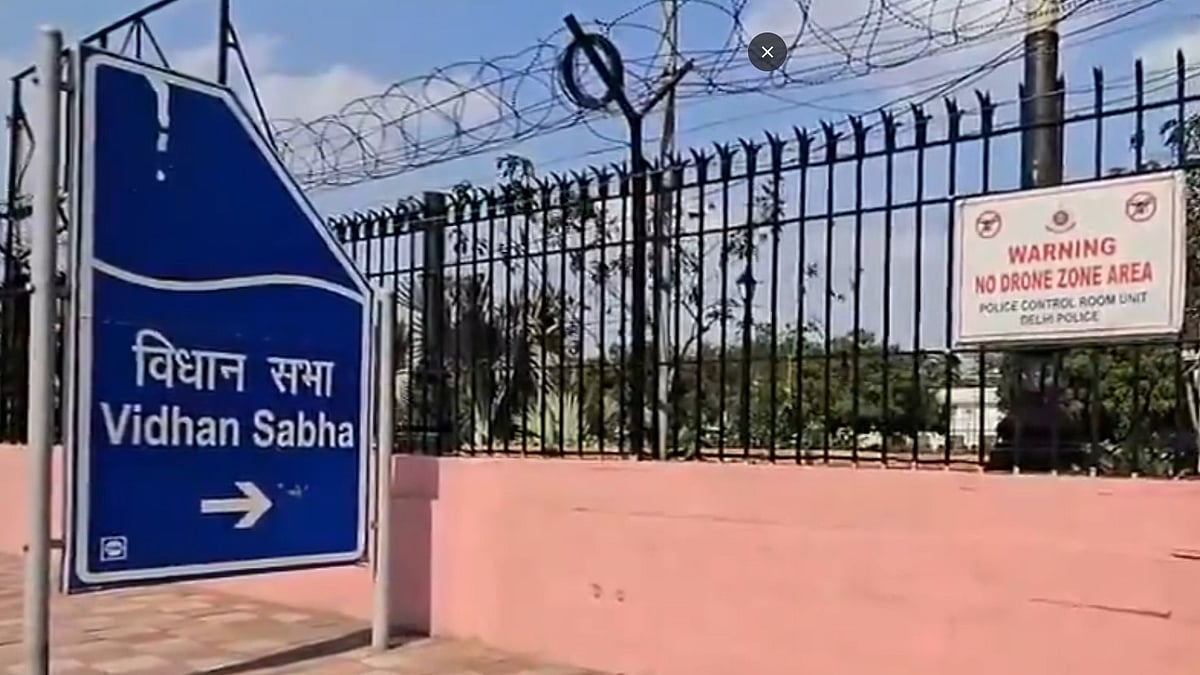 دہلی اسمبلی کی سیکورٹی میں بڑی کوتاہی: گیٹ توڑ کر اندر داخل ہوئی نامعلوم کار، احاطہ میں گلدستہ رکھ نقاب پوش شخص فرار