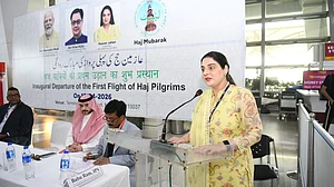 دہلی سے حج پروازوں کا بابرکت آغاز، دہلی حج کمیٹی کی چیئرپرسن نے حجاج کو رخصت کیا