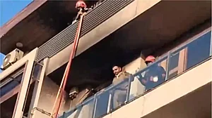 دہلی میں خوفناک آتشزدگی، وویک وہار میں مبینہ اے سی دھماکہ سے 4 منزلہ عمارت بنی آگ کا گولہ، 9 لوگوں کی موت