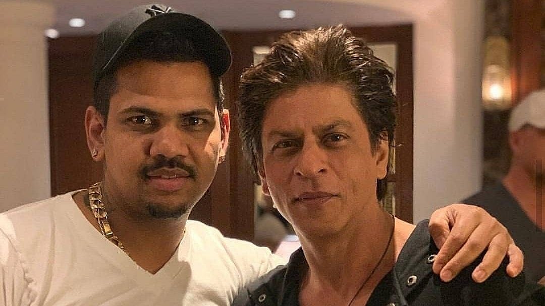 <div class="paragraphs"><p>شاہ رخ خان اور سنیل نارائن، تصویر بشکریہ&nbsp;@iamsrk</p></div>