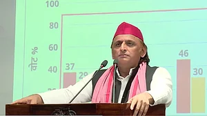 یوگی حکومت کی کابینہ توسیع پر اکھلیش یادو کا طنز، ’6 آسامیاں ہیں... باقی دَل بدلوؤں کا کیا ہوگا‘؟