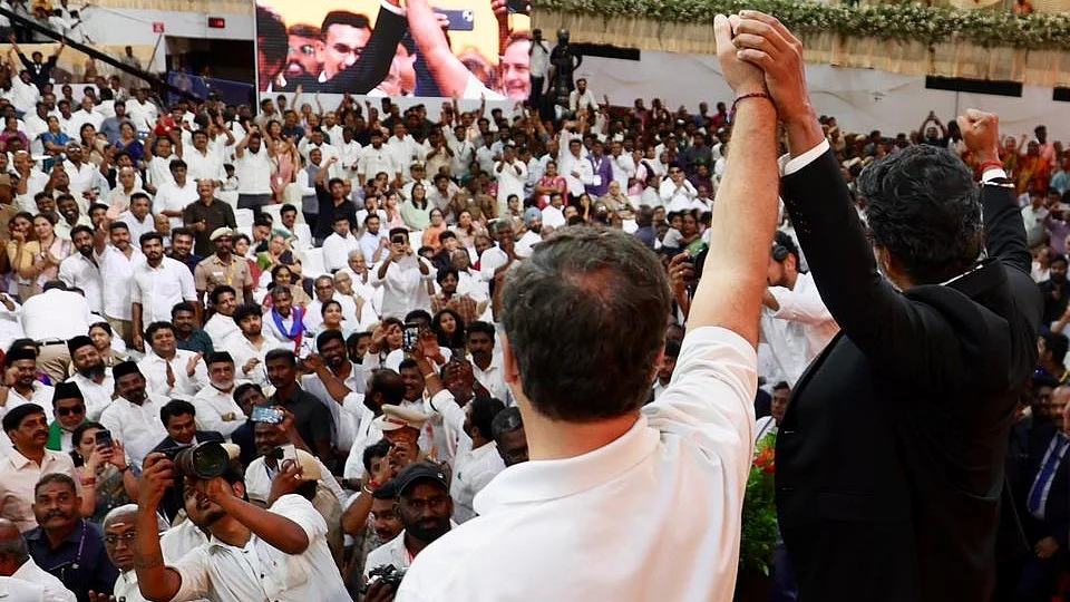 <div class="paragraphs"><p>تمل ناڈو کے نومنتخب وزیر اعلیٰ وجے اور کانگریس رہنما راہل گاندھی، تصویر سوشل میڈیا، بشکریہ&nbsp;<a href="https://x.com/RahulGandhi">@RahulGandhi</a></p></div>