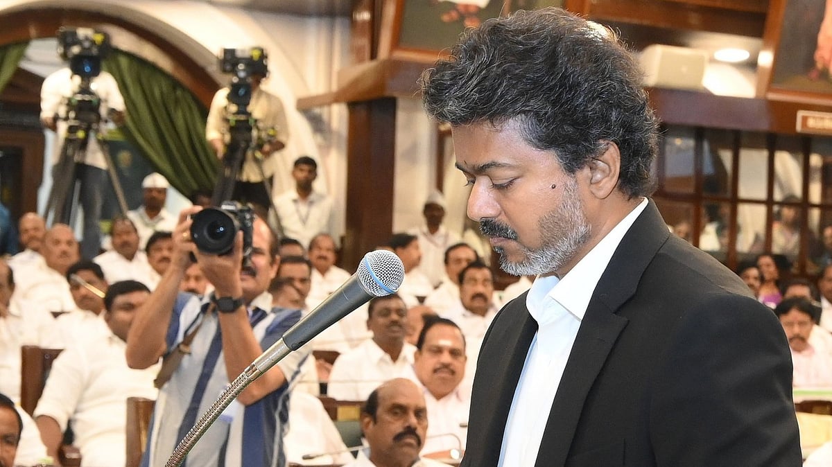 <div class="paragraphs"><p>تھلاپتی وجئے اسمبلی کی رکنیت کا حلف لیتے ہوئے، تصویر ’ایکس‘&nbsp;<a href="https://x.com/VijayFansPage">@VijayFansPage</a></p></div>
