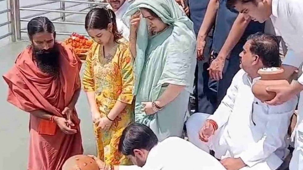 پرتیک یادو کی باقیات پاکیزہ ندی گنگا کے حوالے، پھوٹ پھوٹ کر روئیں اپرنا یادو، بابا رام دیو بھی تھے موجود