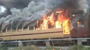 سہسرام-پٹنہ فاسٹ پسنجر ٹرین میں لگی خوفناک آگ، ایک بوگی خاکستر، ریلوے اسٹیشن پر افراتفری