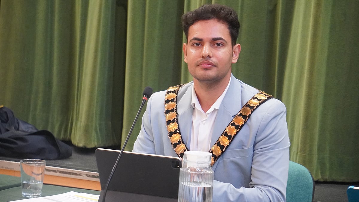ہریانہ کے تشار کمار نے برطانیہ میں رقم کی تاریخ، 23 سال کی عمر میں بنے میئر
