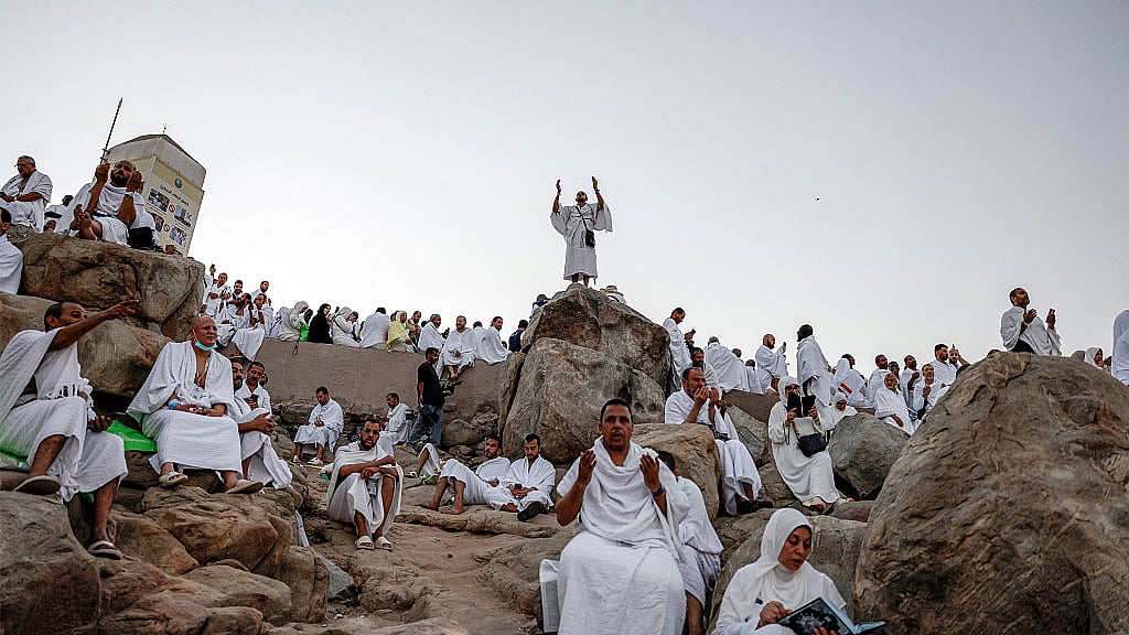 <div class="paragraphs"><p>میدان عرفات میں دعا کرتے حجاج کرام / Getty Images</p></div>