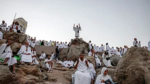 <div class="paragraphs"><p>میدان عرفات میں دعا کرتے حجاج کرام / Getty Images</p></div>