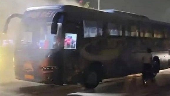 <div class="paragraphs"><p>شارٹ سرکٹ کی شکار بس، تصویر سوشل میڈیا</p></div>