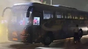 <div class="paragraphs"><p>شارٹ سرکٹ کی شکار بس، تصویر سوشل میڈیا</p></div>